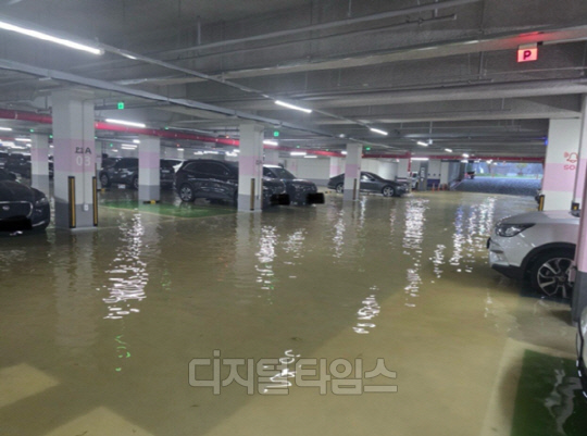 최근 경기 화성시 소재의 한 신축아파트에서 심각한 누수 현상이 불거져 파문이 일었다. <온라인 커뮤니티>